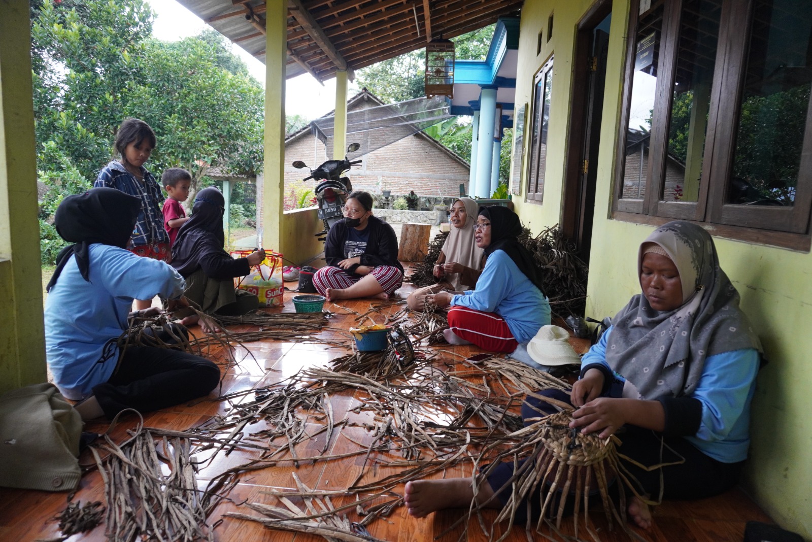 Belajar ke Bengok Craft Semarang, Mitra Binaan Pusri Palembang Sulap Eceng Gondok Jadi Kerajinan Cantik