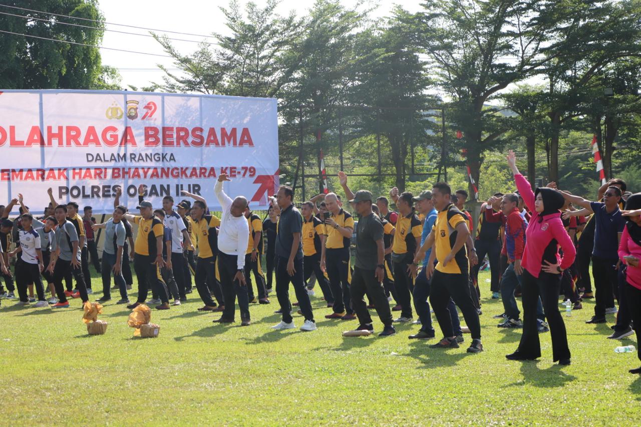 Olahraga Bersama Meriahkan Semarak Hari Bhayangkara ke-79 di Polres Ogan Ilir