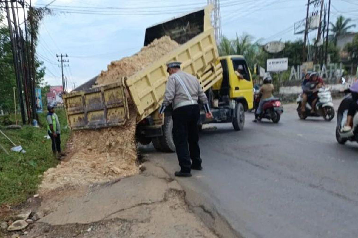 Solusi Urai Kemacetan, Timbun Bahu Jalan di Talang Kelapa dan Jalintim
