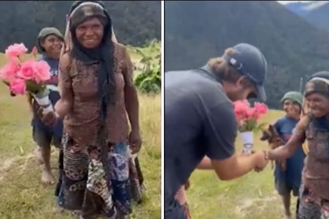 TANDA CINTA! Mamak Papua Kasih Bunga Pilot Susi Air, Bukti Cinta Demi NKRI dan Perdamaian Abadi di Bumi Papua 