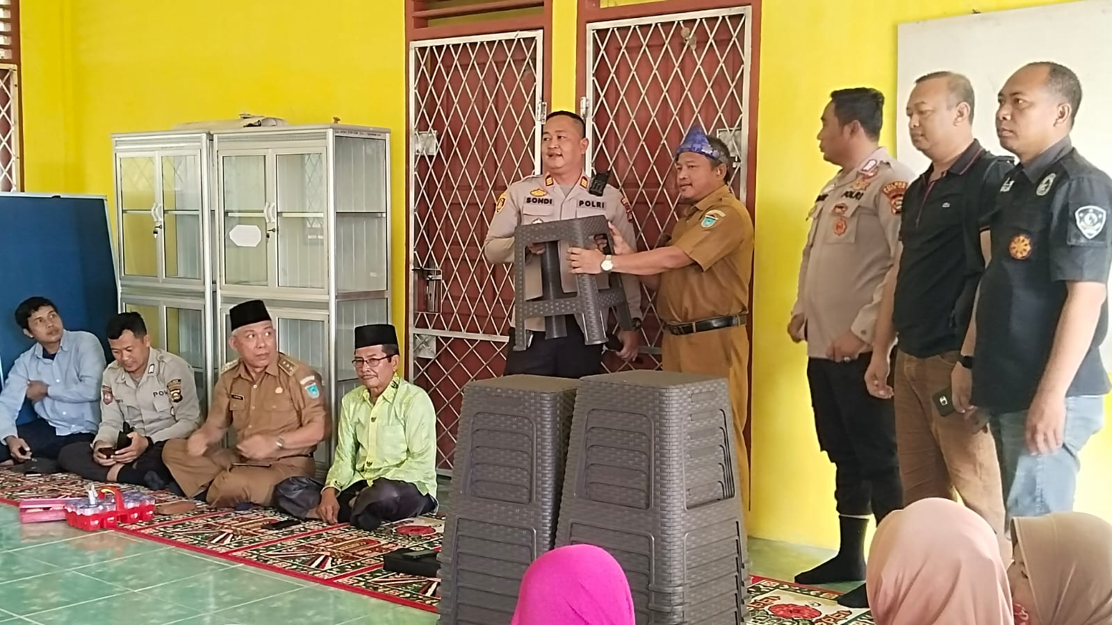Kapolsek Tanjung Batu Bantu 20 Pieces Kursi ke SMPN 1 Lubuk Keliat Ogan Ilir yang Dibobol Maling
