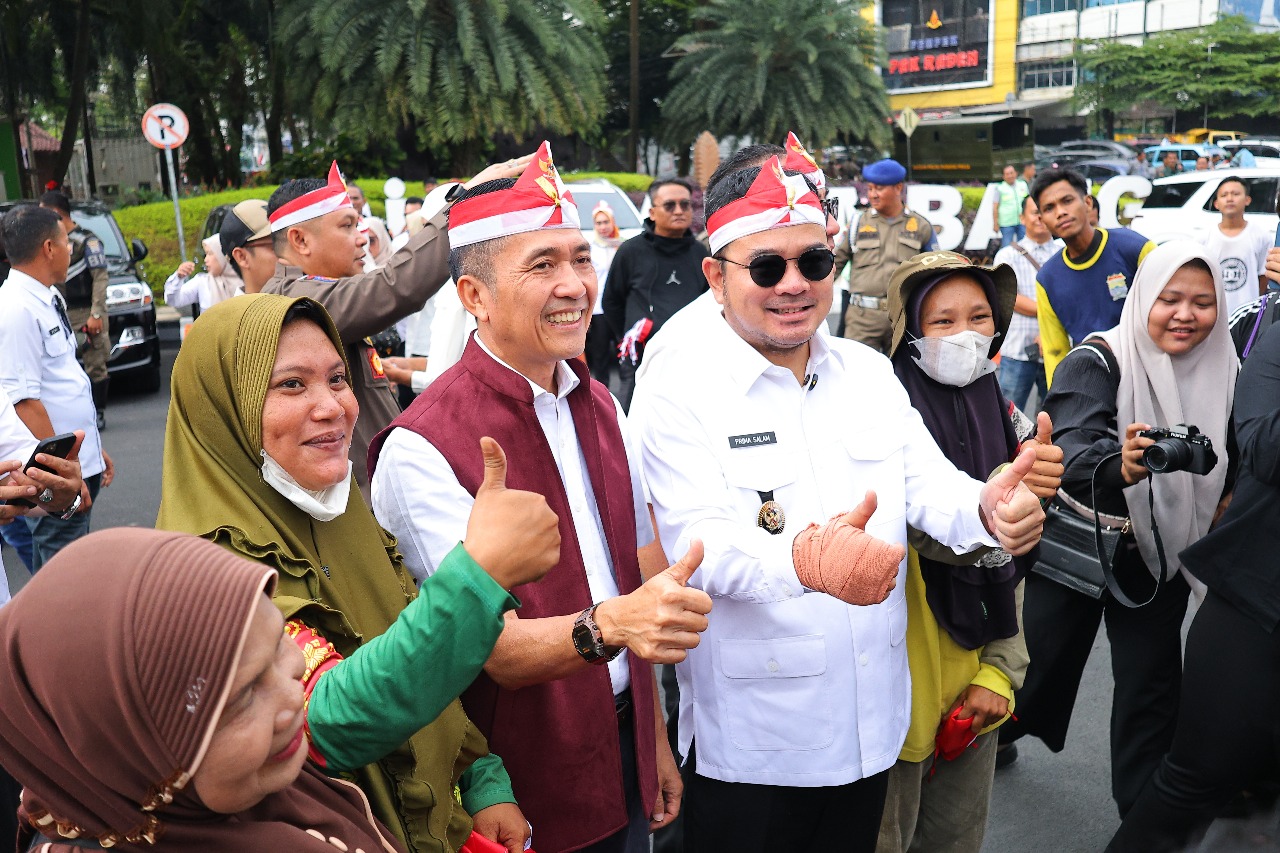 Sambut 17 Agustus, Ratu Dewa Bagi-bagi 3 Ribu Bendera Merah Putih 