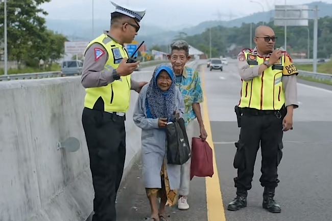 Update…Netizen Penasaran Kelanjutan Video Sepasang Lansia Jalan Kaki Telusuri Jalan Tol Demi Menjenguk Cucu