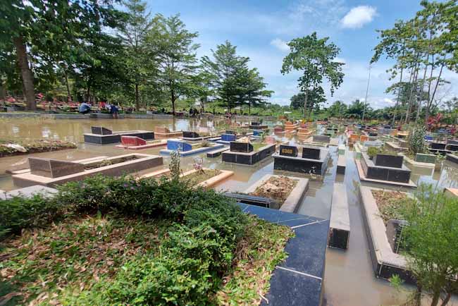 Ratusan Makam di TPU Kebun Bunga Palembang Terendam Banjir, Terbesar Tahun Ini