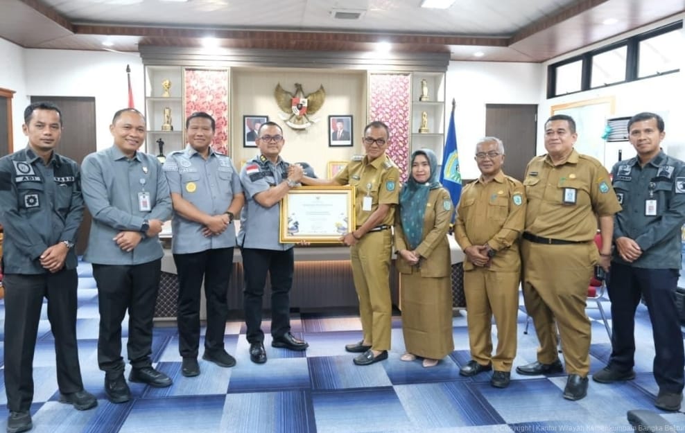 Kemenkum Babel Resmi Serahkan Sertifikat KBKI kepada Bupati Belitung