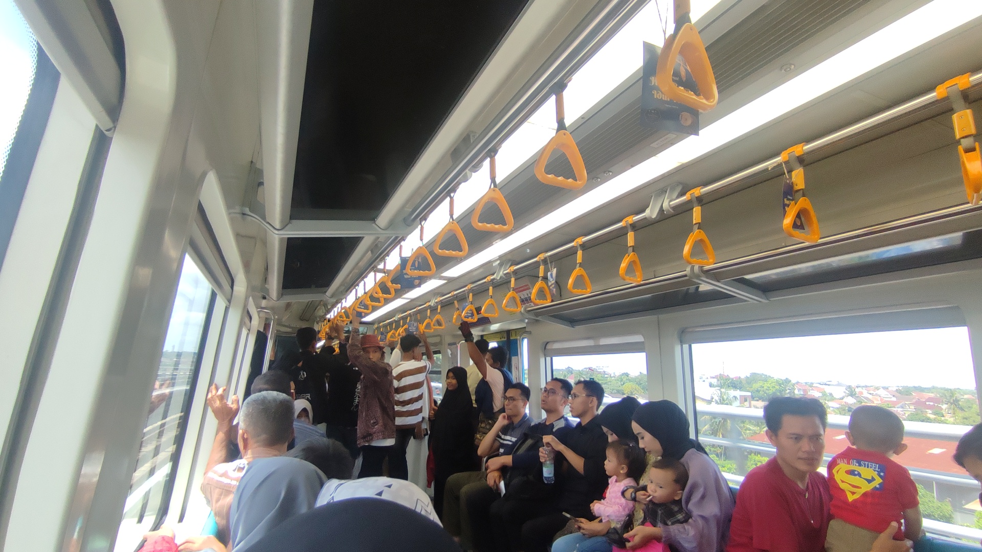 Lebaran Ketiga Idulfitri 2024, Ribuan Warga Palembang Antusias Naik LRT Sejak Pagi hingga Sore
