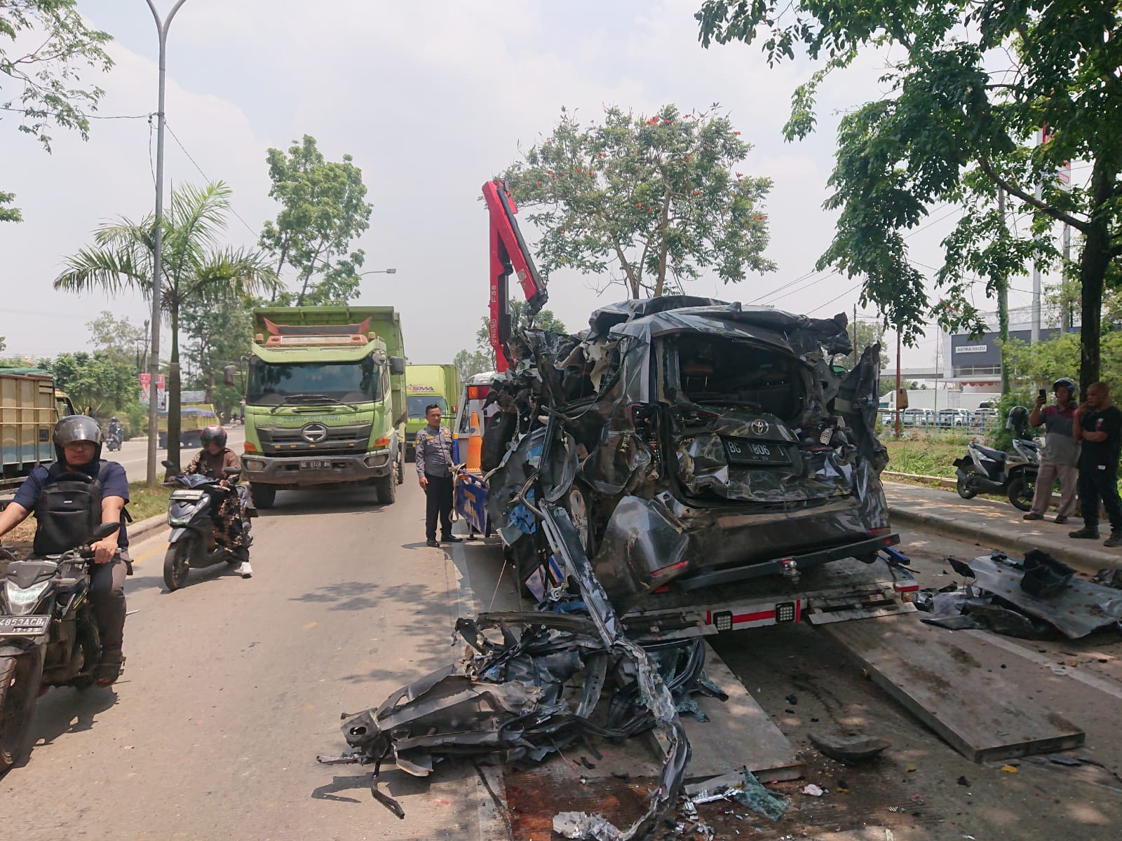 Potong dari Bahu Jalan Kiri, Innova Reborn Hantam 2 Dump Truk hingga Berputar di Jalan Soekarno-Hatta