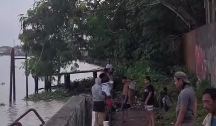 Aliran Air Bersih Distop Ke Rumah Pelanggan, Heboh Warga Ramai-ramai Mandi di Sungai Musi Palembang
