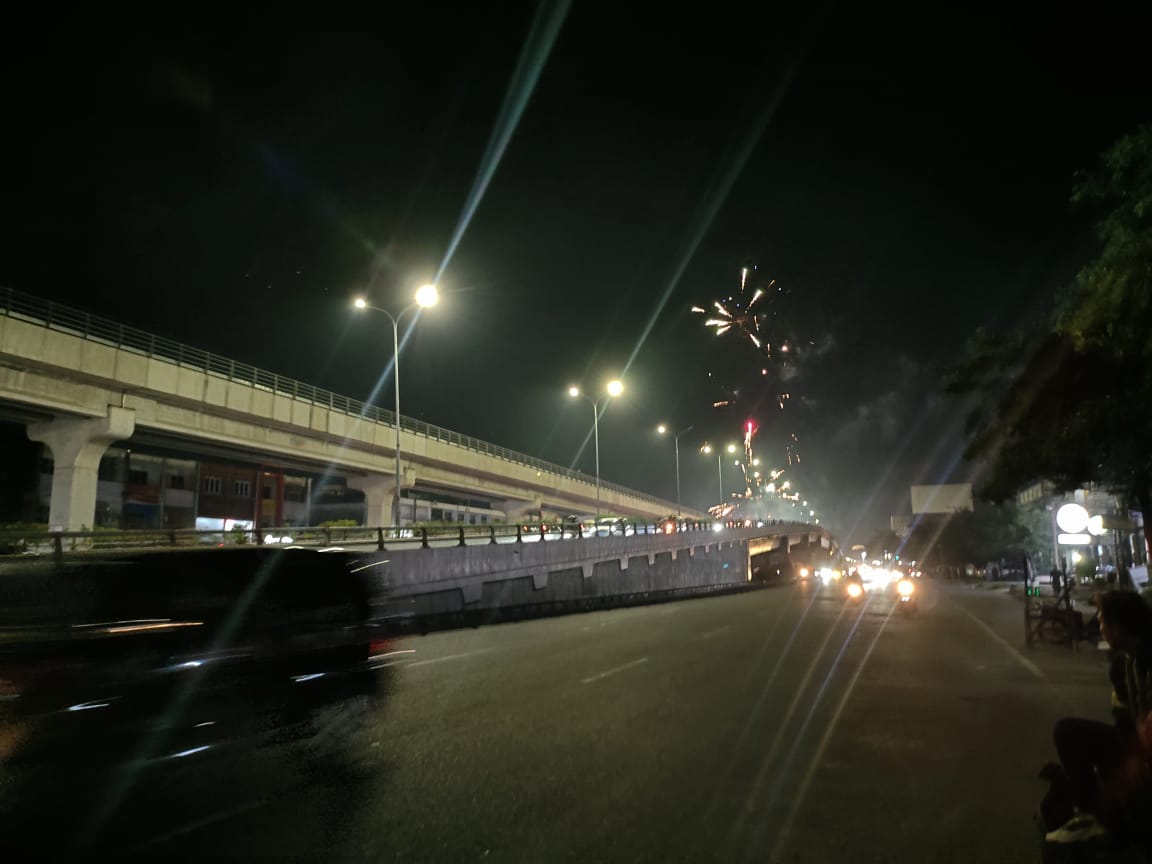 Ngeyel, Oknum 'Wong Palembang' Tetap Nyalakan Kembang Api di Atas Jembatan Ampera Meski Dilarang Pemkot