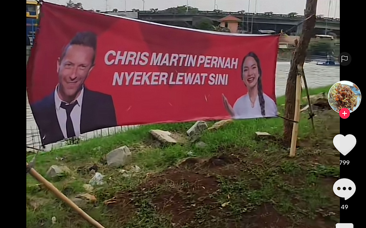 Lokasi Chris Martin Jalan Kaki Tiba-tiba Ada Spanduk: ‘Chris Martin Pernah Nyeker Lewat Sini’