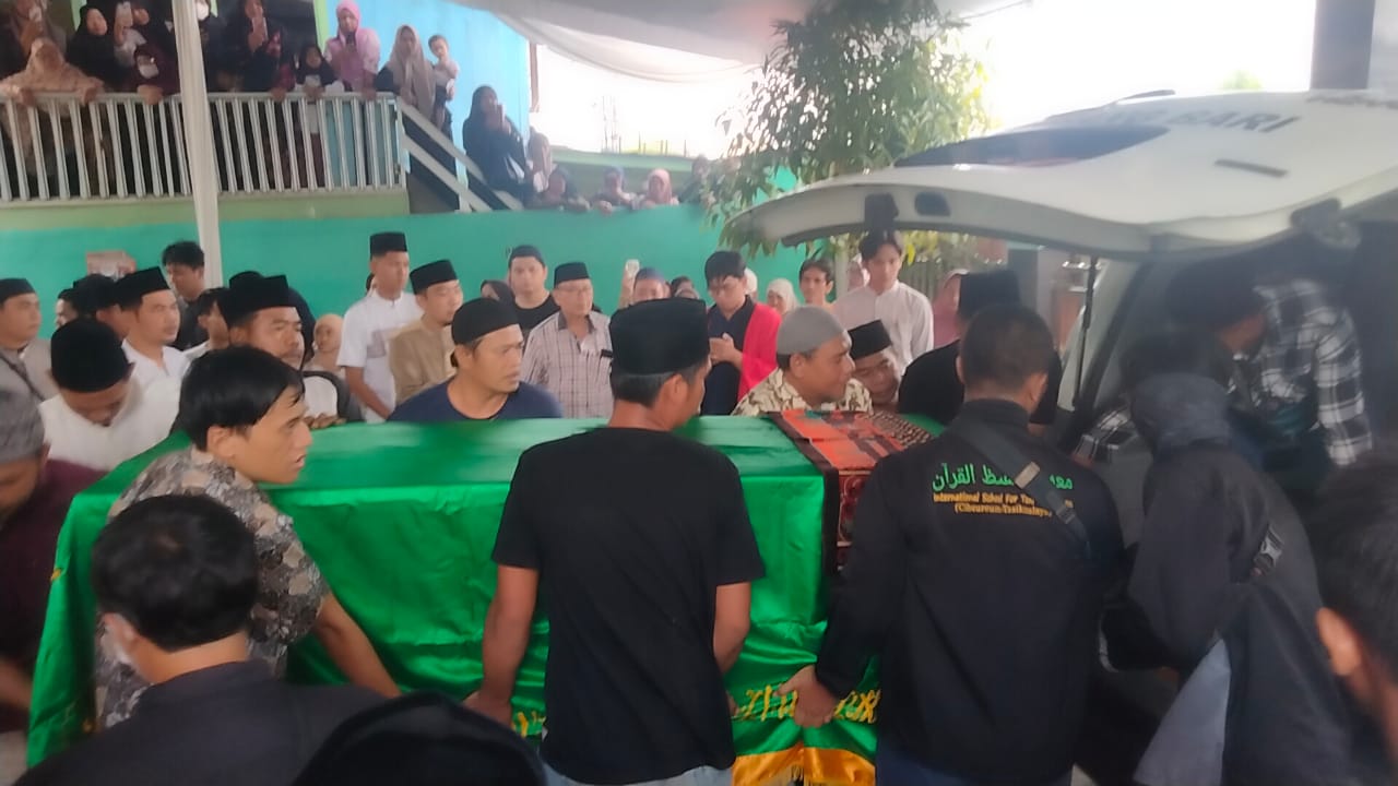 Kedatangan Jenazah Kiki dari Jepang Disambut Isak Tangis Pelayat, Dikebumikan di Sebelah Makam Ayah 