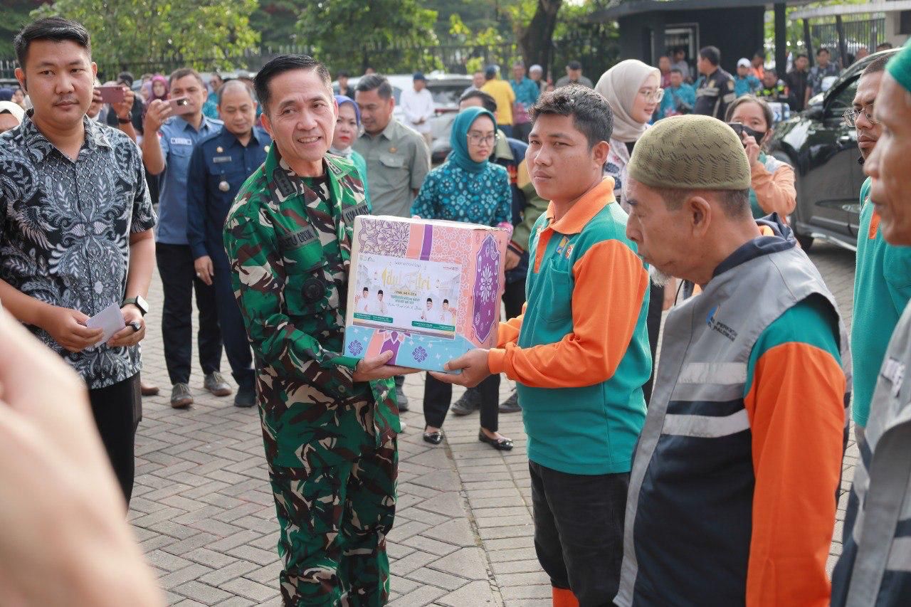 Sumringah, Tenaga PHL Terima 511 Paket Sembako dari Wali Kota Palembang Ratu Dewa