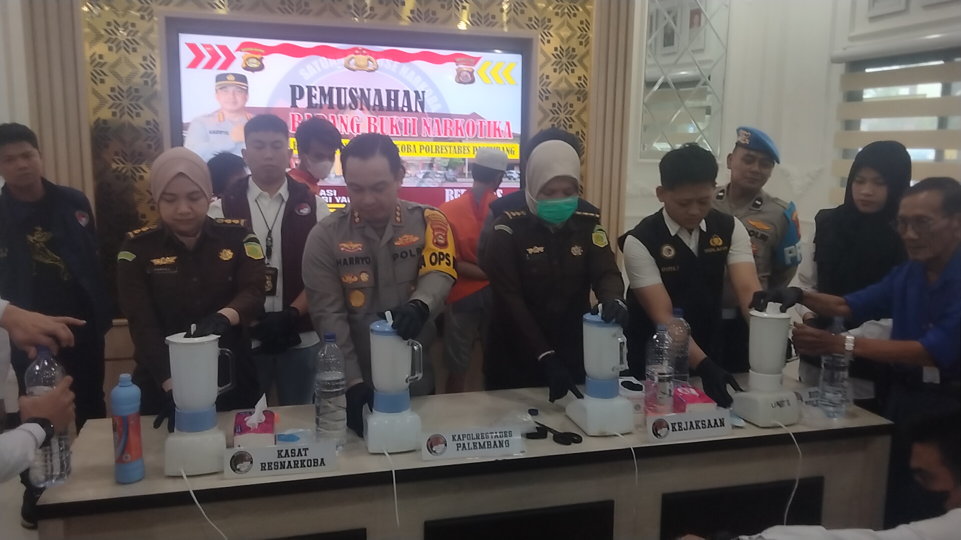 Sabu 2,1 Kg Diblender Jadi Jus, 5 Tersangka Diamankan Ada Perempuan, Kota Palembang Jadi Pasar Narkoba 