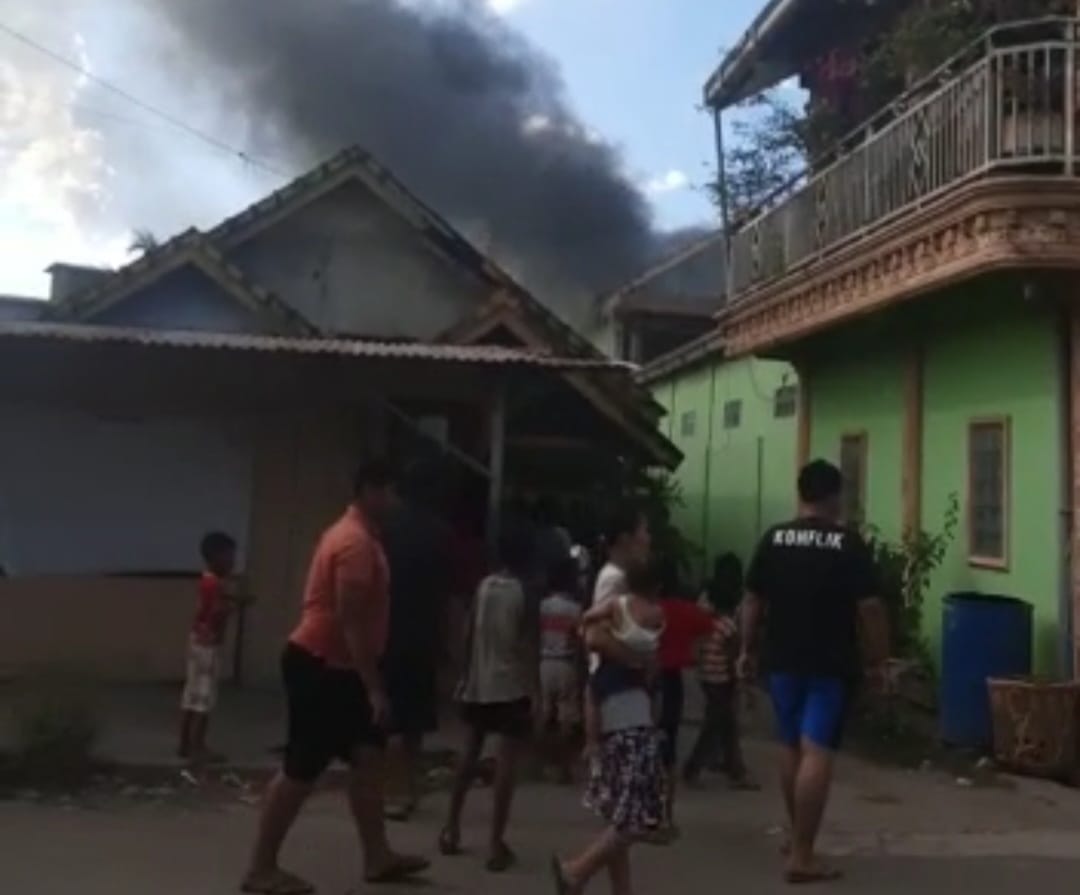 Api Lalap Rumah Berlantai 2 di Kertapati Palembang, Diduga Akibat Korsleting Listrik 