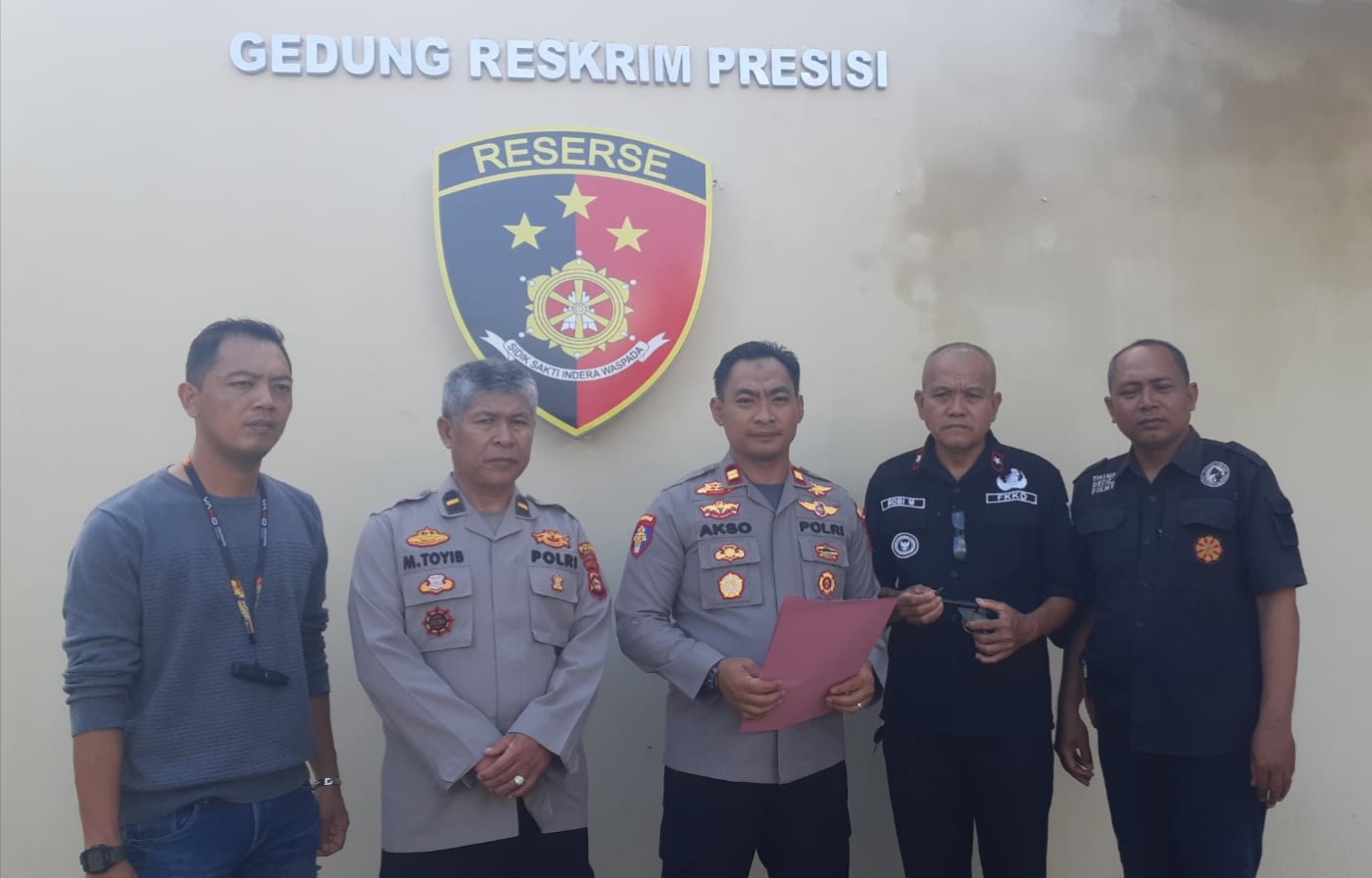 Polsek Tanjung Batu Ogan Ilir Terima Senjata Api Rakitan Secara Sukarela dari Warga