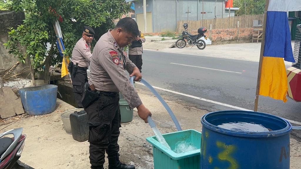 Polres Prabumulih Rutin Salurkan Bantuan Air Bersih Setiap Akhir Pekan