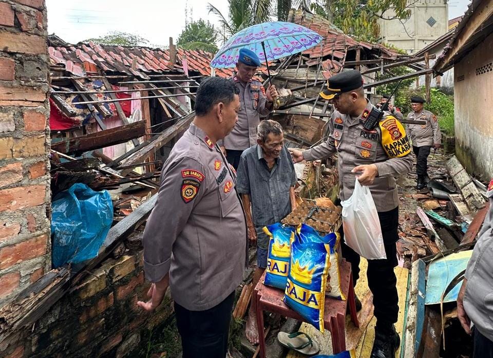 Kapolsek Sukarami Serahkan Bantuan ke Korban Rumah Roboh Akibat Angin Kencang