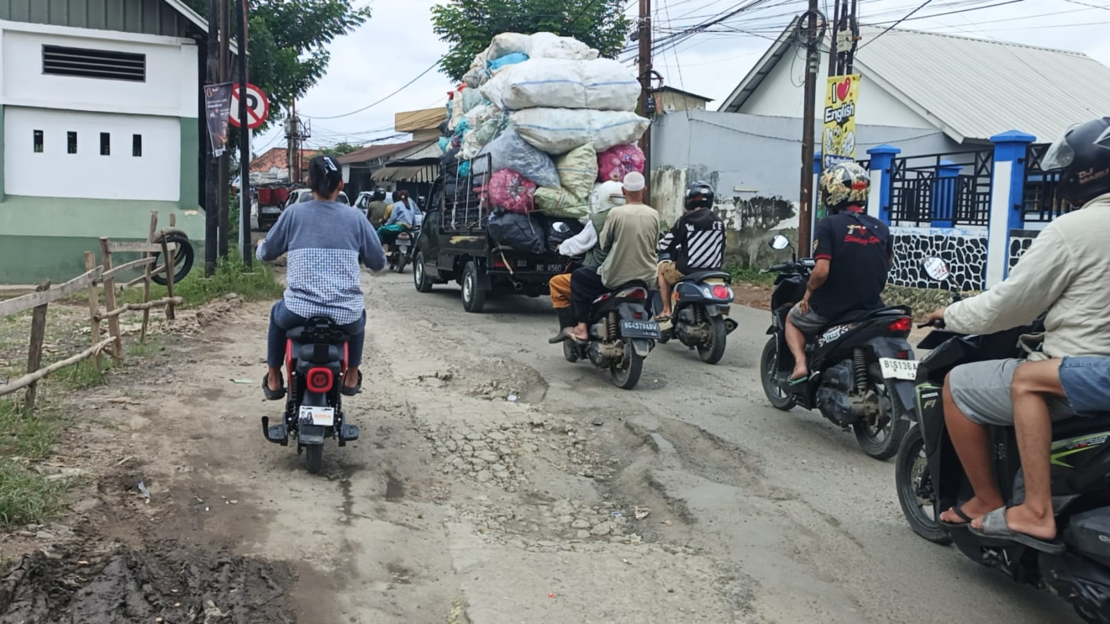 Jalan Berlubang Digenangi Air di SU II Palembang Bahayakan Pengendara Melintas, Drainase Baru Sebulan Dibangun