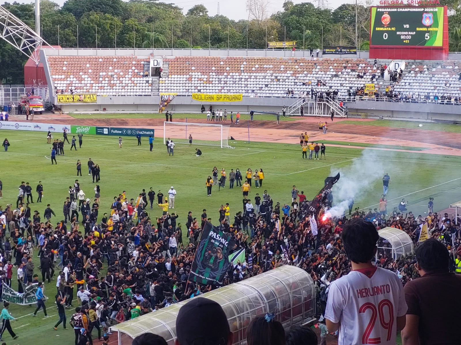 Suporter Sriwijaya FC Mengamuk di Stadion Gelora Sriwijaya Jakabaring