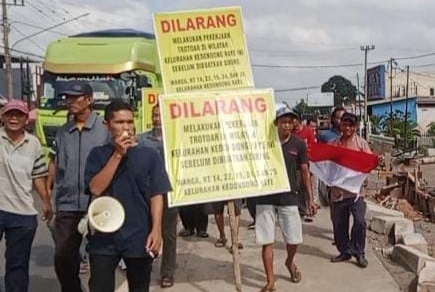 Warga Banyuasin Protes Pembangunan Trotoar Tanpa Siring