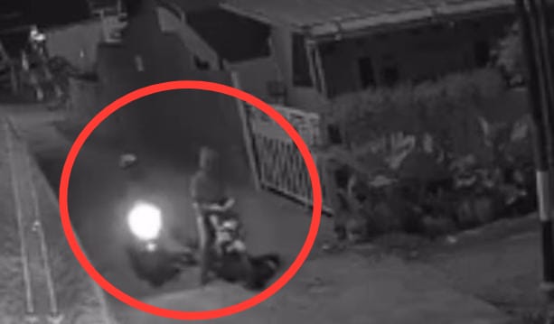  2 Pria di Palembang Tertangkap CCTV Curi Motor Rusak Milik Warga Perumahan