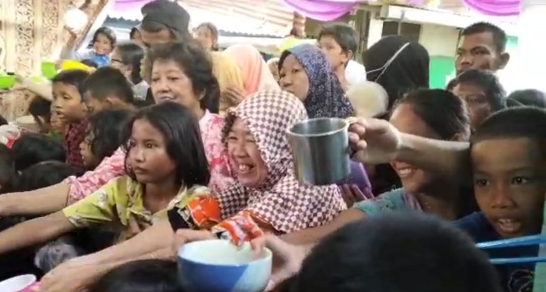 10 Muharram 1445 Hijriah, Masjid Jami'ul Khoirot Pasar Kertapati Palembang Bagikan Bubur Suro