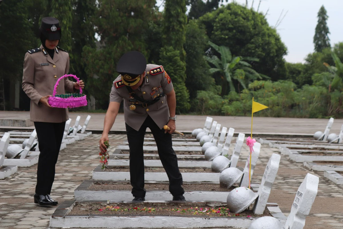 Upacara Ziarah dan Tabur Bunga Polres Muara Enim Peringati Hari Bhayangkara ke-78