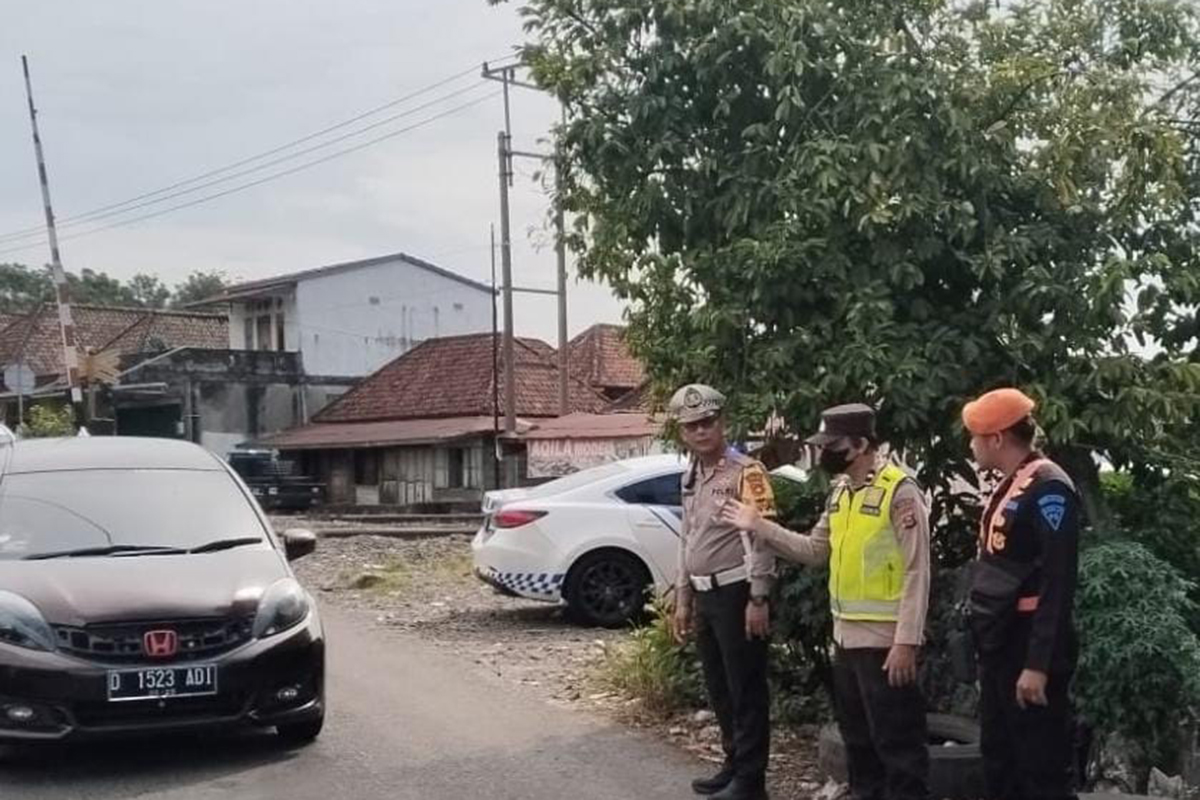 Antipasi Kemacetan, Kasat Lantas Bersama Polsuska KAI Atur Lalin dii Perlintasan Rel Kereta Api