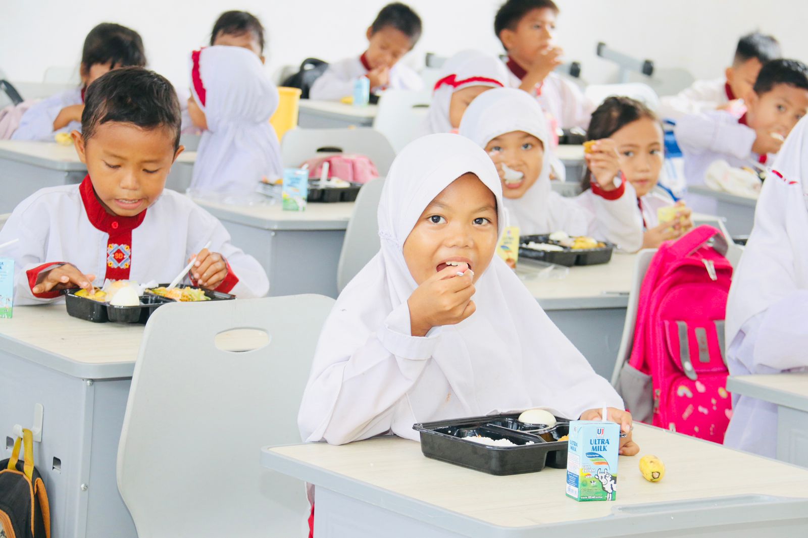  Jalankan Program Pemerintah, Polda Sumsel Berikan Makan Sehat Bergizi Gratis Bagi Siswa Sekolah Dasar