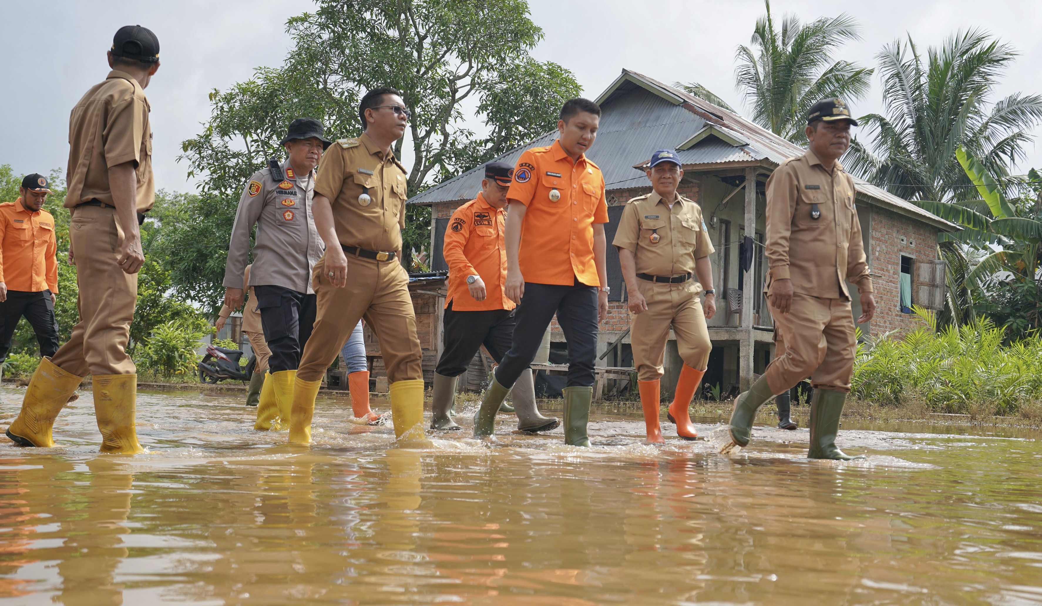 Sambangi Korban Banjir di Desa Soak Batok, Bupati Ogan Ilir Bagikan Sembako 