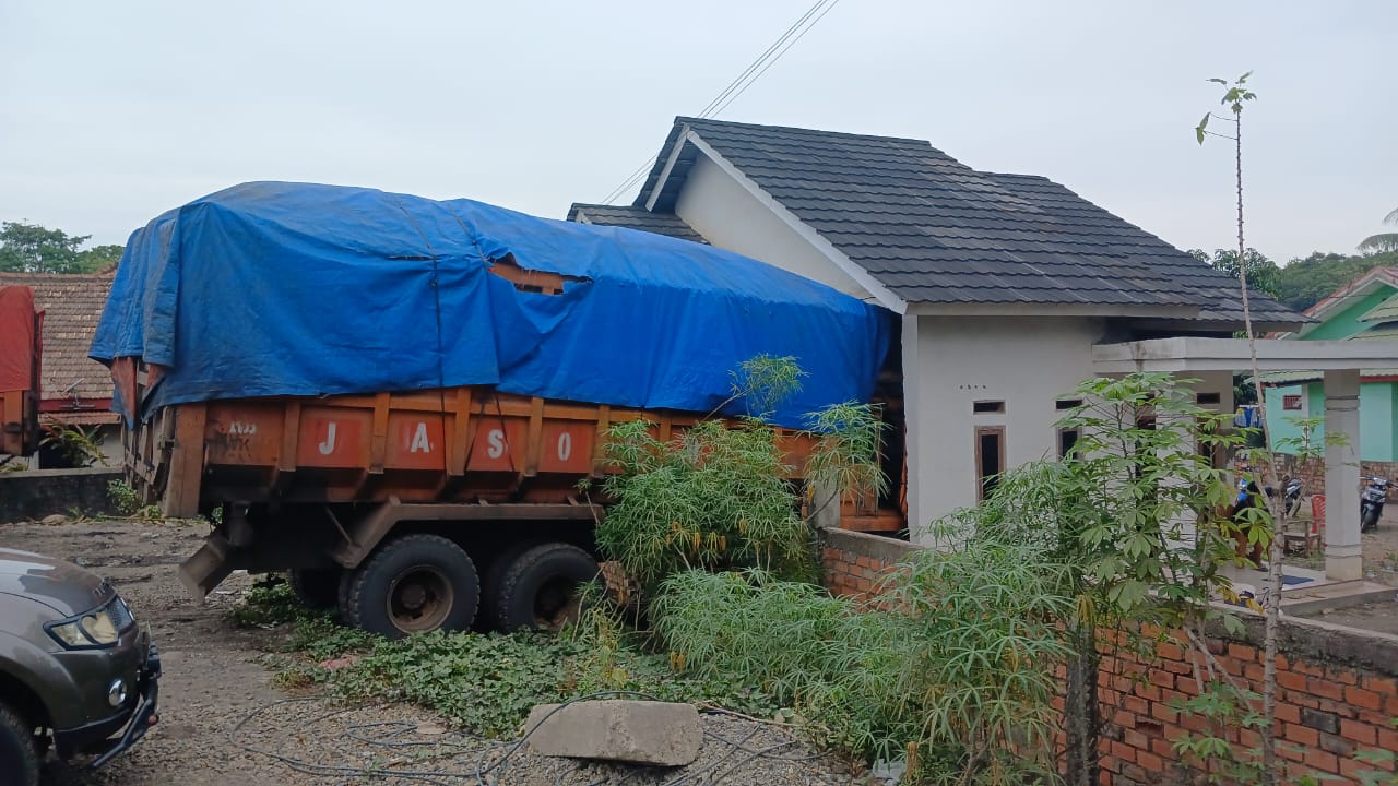 Truk Angkutan Batu Bara Tabrak Rumah Warga di Muara Enim, Pemilik Rumah Tuntut Ganti Rugi