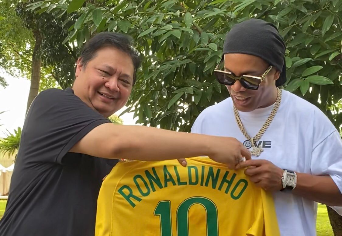 Airlangga Ngobrolin Santai Soal Ini dengan Lejen Sepakbola Ronaldinho