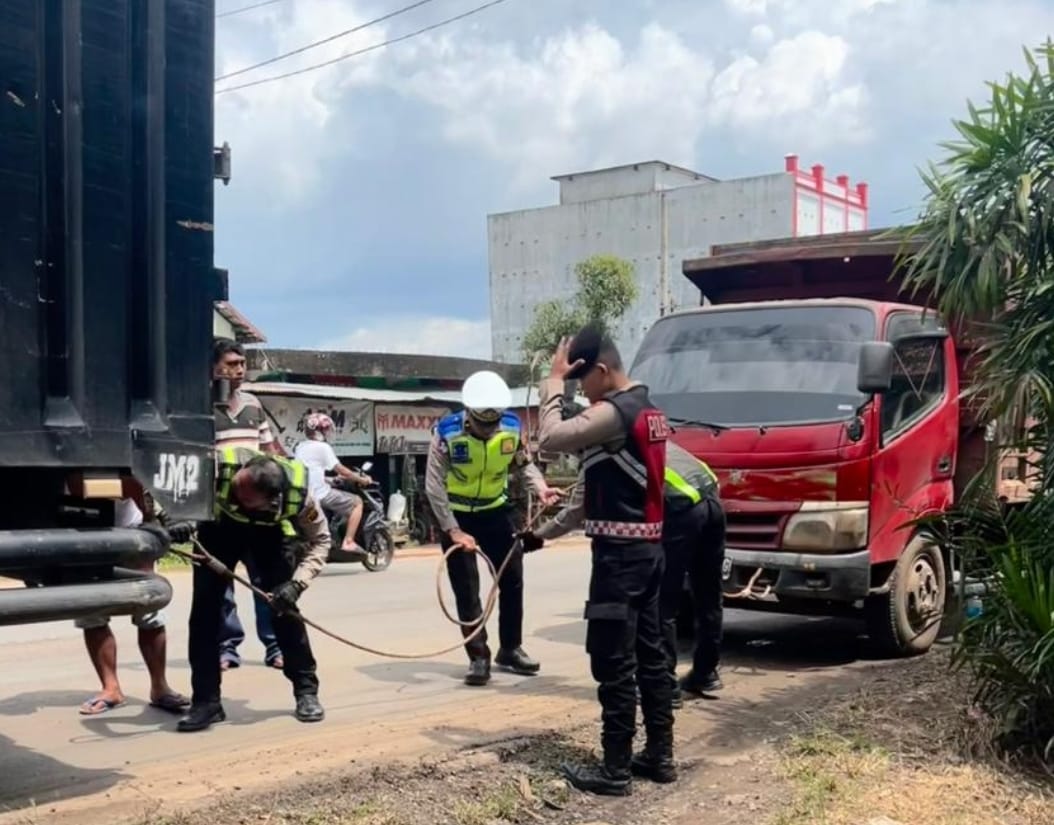 Kendaraan Mogok di Jalintim Betung Dievakuasi Cepat oleh Tim Ops Lilin Musi 2025