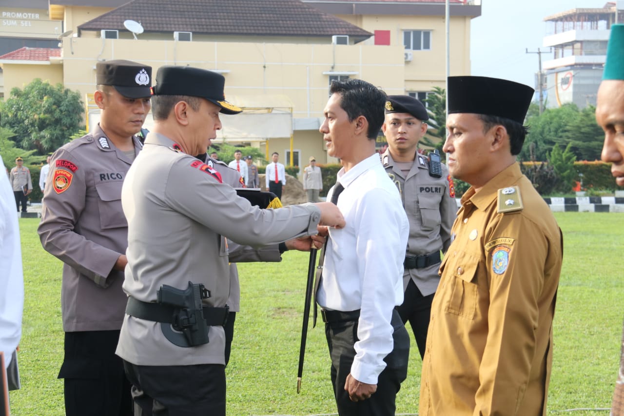 Apresiasi Personel dan Masyarakat, Kapolda Sumsel Berikan 44 PIN Emas dan 31 Lembar Penghargaan 