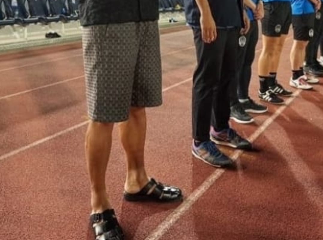 Pelatih Ini Dicemooh Gara-gara Pakai Sandal dan Baju Pantai Saat Dampingi Timnas SEA Games 2023 