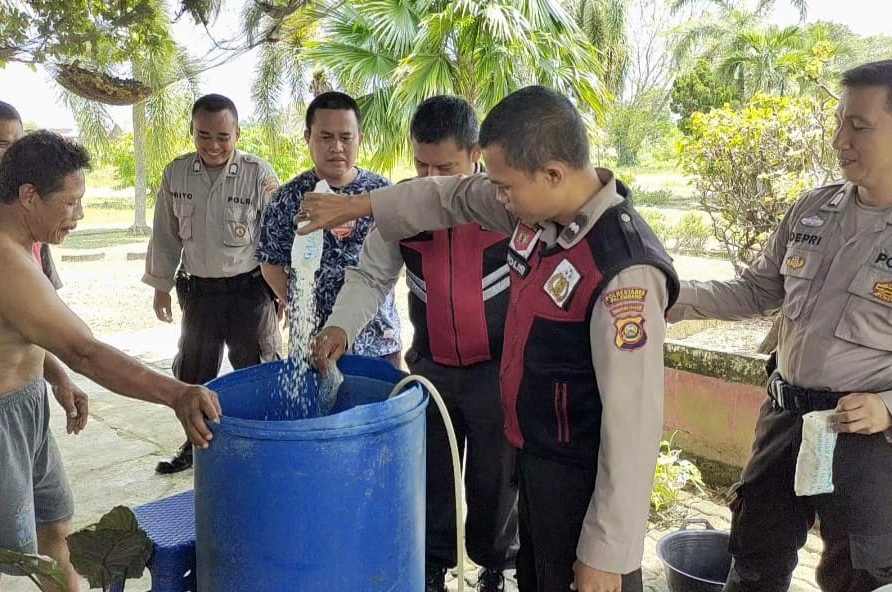 Polisi Palembang Ini Obati Pasien Penyakit Syaraf Dengan Metode Berendam Air Garam
