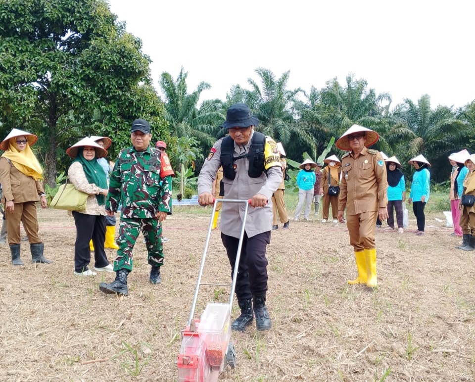 Polsek Indralaya Ogan Ilir Tanam Jagung di Sukaraja Baru, Wujudkan Ketahanan Pangan Desa