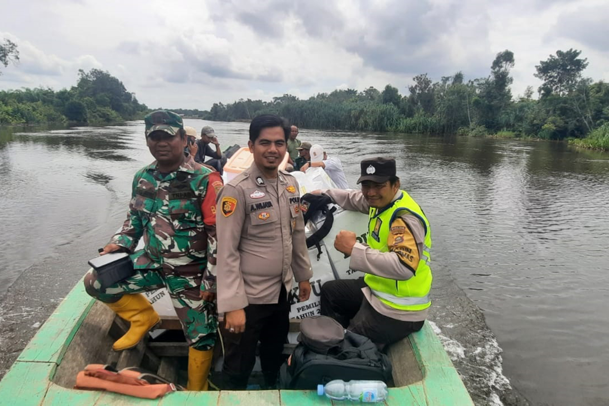 Spedboat Jadi Andalan Distribusi Logistik Pemilu 2024 di Desa Pagar Dewa, TNI-Polri Kawal Ketat Pengiriman
