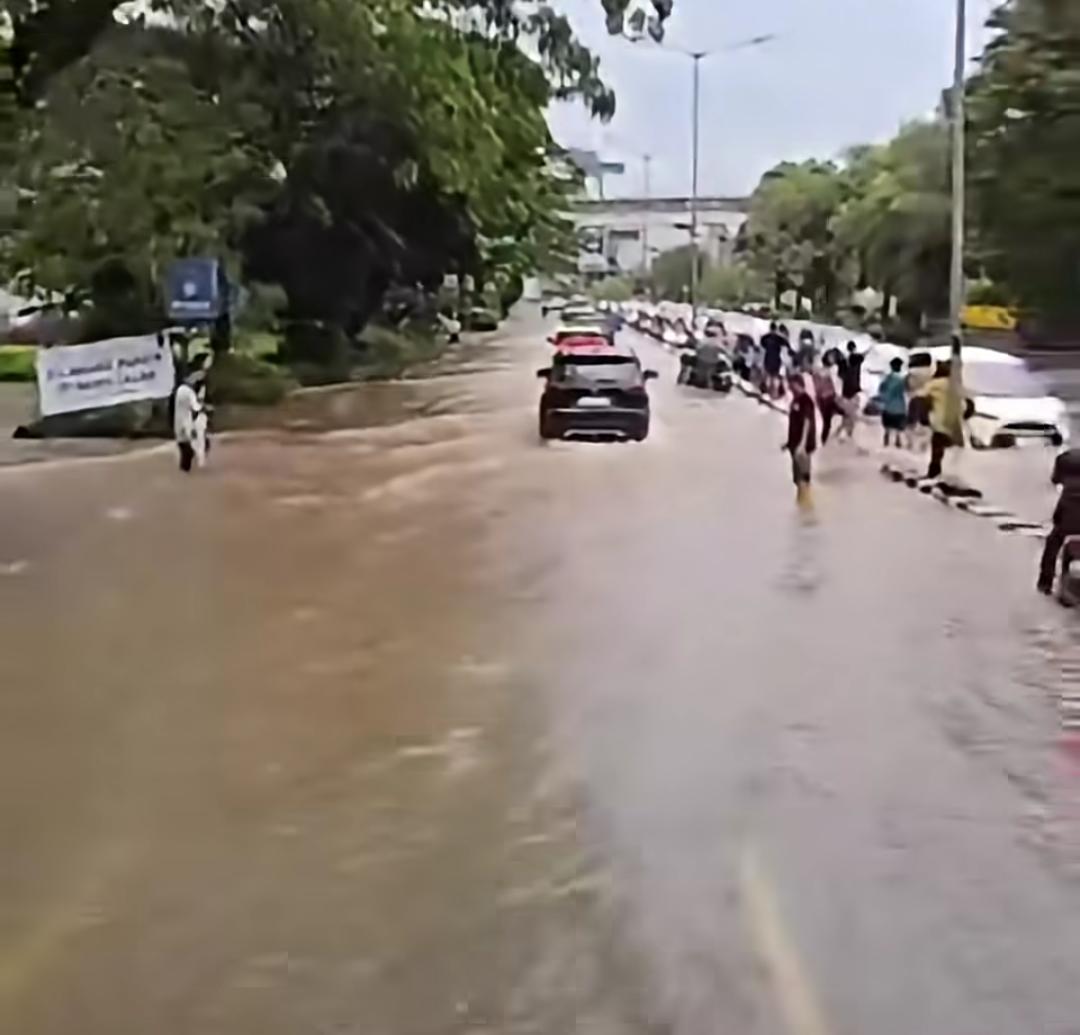 Diguyur Hujan Kota Palembang Banjir, Rendam Pemukiman, Mall Hingga Perkantoran Karena Air Lambat Surut