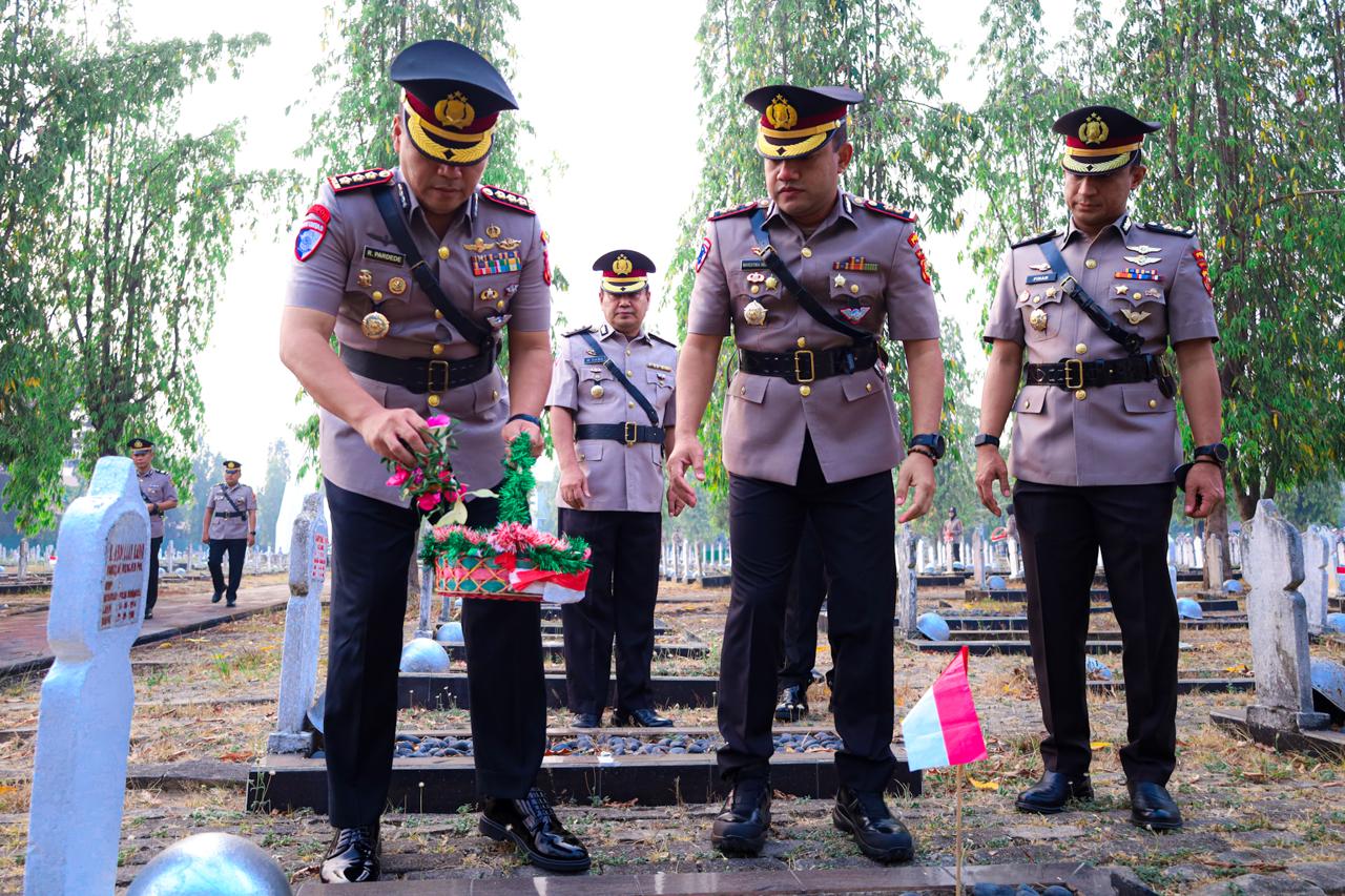 HUT Lalu Lintas ke-71, Dirlantas Polda Sumsel Pimpin Tabur Bunga di TMP Siguntang Palembang