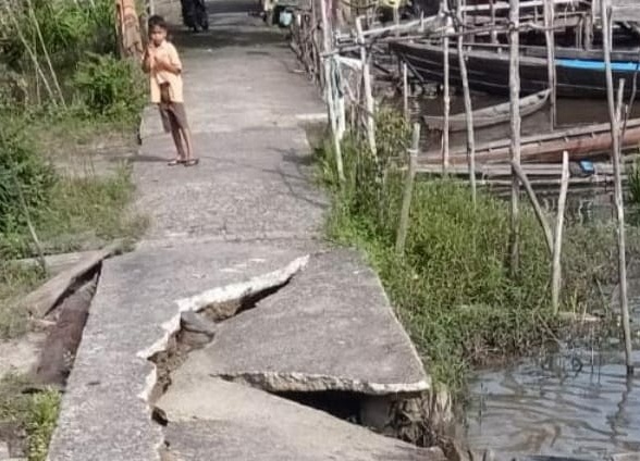 Warga Mengeluh, Jalan Cor Betiang Desa Cinta Jaya Rusak