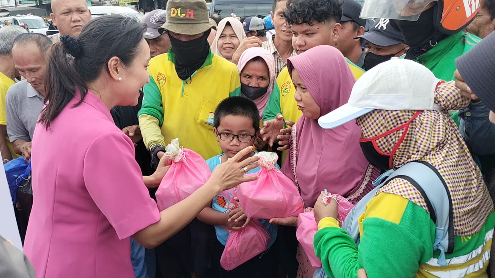 Bhayangkari Sumsel Bagikan 3.000 Takjil dan Paket Sembako di Puasa Ramadan ke-24 