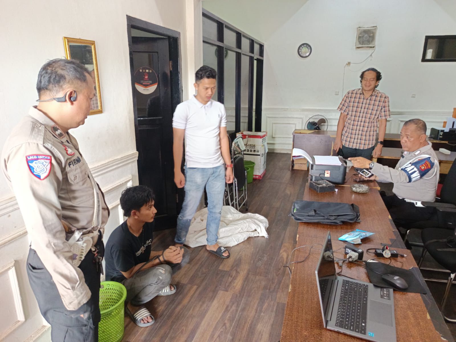 Personel Satlantas Polres Banyuasin Pergoki Pelaku Pencurian saat Potong Besi di Gudang Kosong