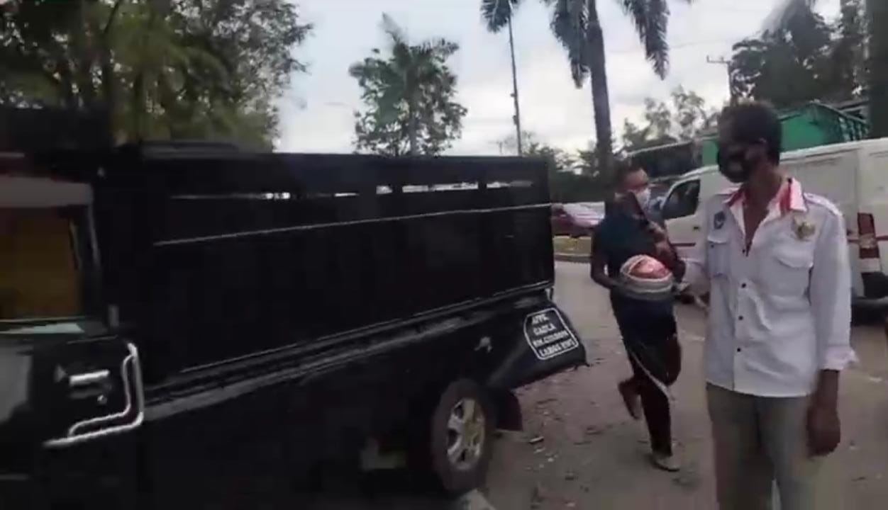 Lakalantas di Soekarno Hatta Palembang, Motor di Bawah Mobil Pedagang Buah Tergeletak di Jalan