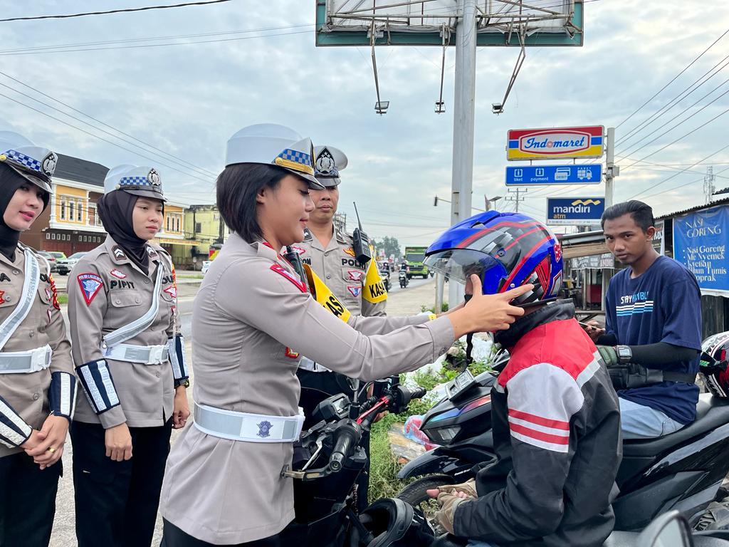 Tekan Angka Kecelakaan, Satlantas Polres Ogan Ilir Bagi-bagi Helm ke Pengendara Motor