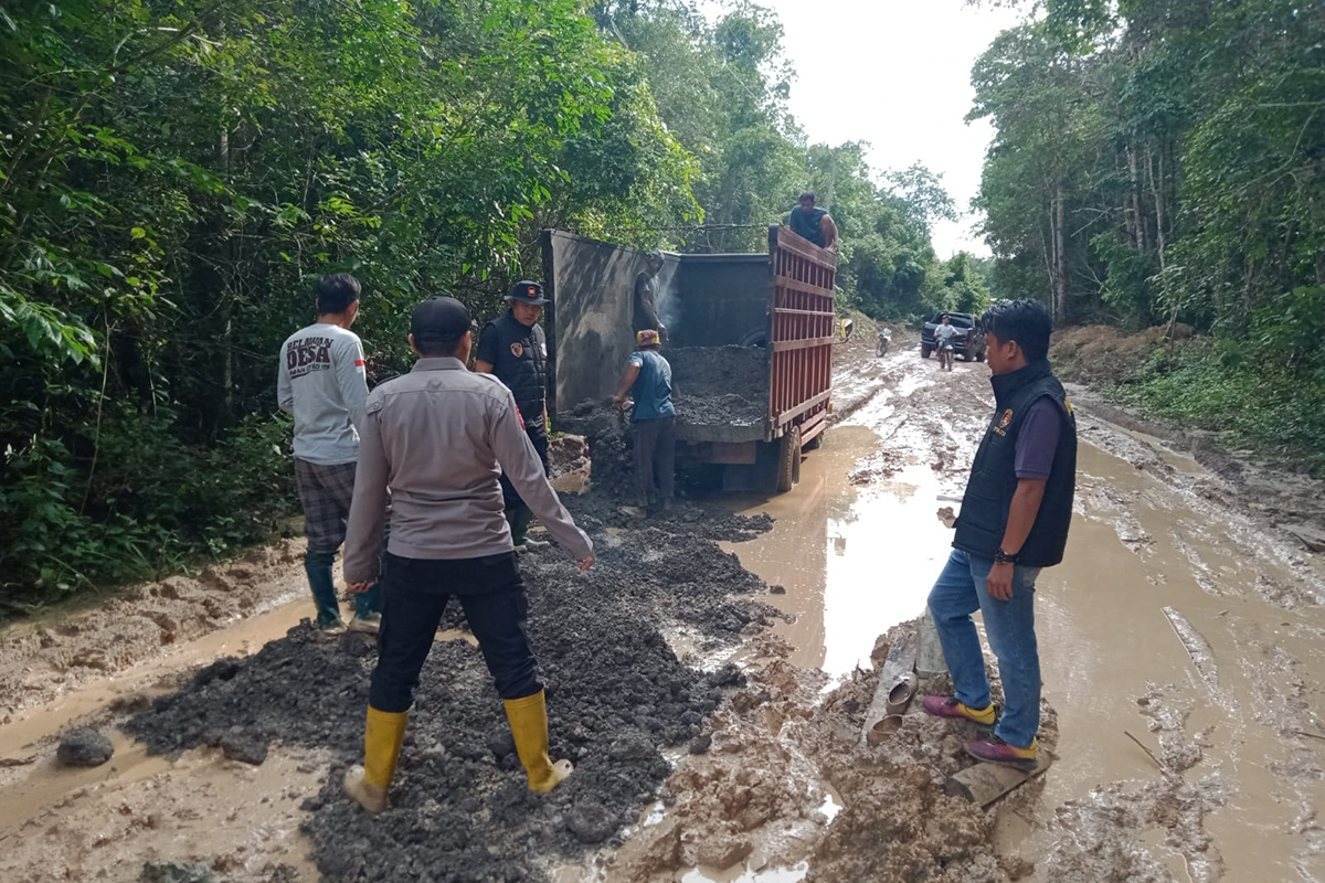 Polsek Cengal Bersama Warga Gotong Royong Perbaiki Jalan Rusak dengan Bahan Bekas Bongkaran Tol