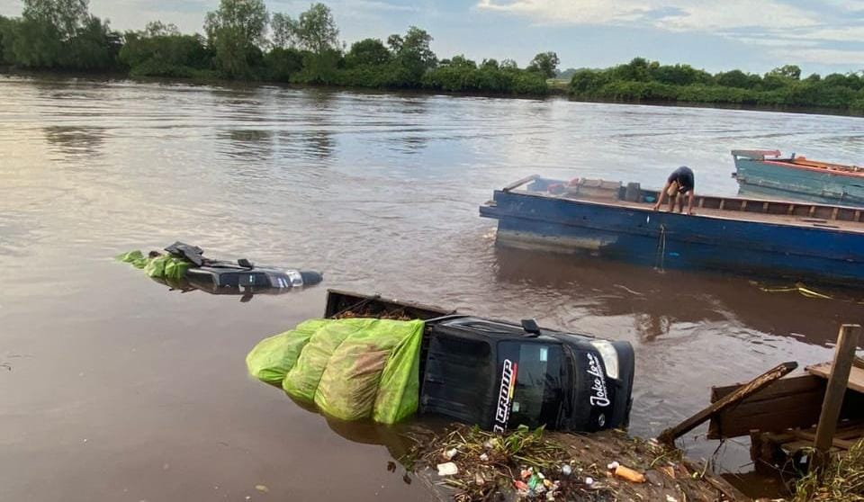 Hilang Keseimbangan Saat Diangkut Ponton Dua Mobil Tercemplung ke Sungai, Salah Satu Milik Kades