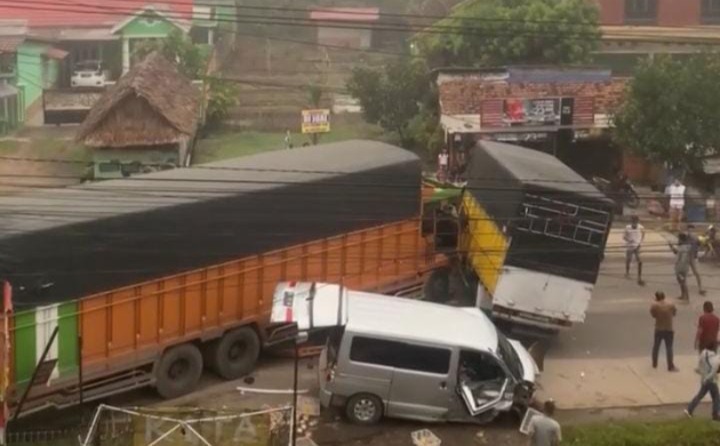 Alami Rem Blong, Truk Tronton Sebabkan Kecelakaan Beruntun di Jalintim Palembang-Betung