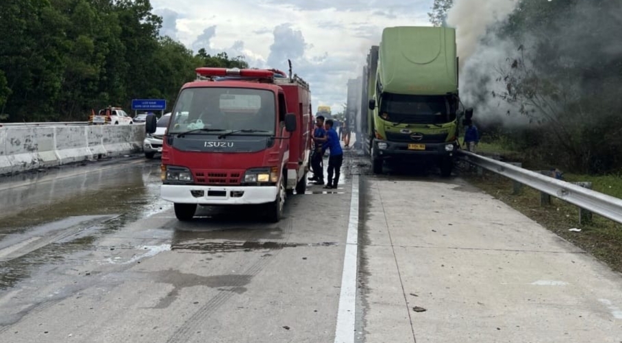Truk Pengangkut Paket Terbakar di Tol Terpeka, Sopir Sempat Dibikin Kaget Mobil Tiba-Tiba Keluarkan Asap