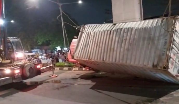 Periksa Sopir Truk Kontainer Tabrak Tiang LRT, Indikasi Kelalaian, Evakuasi Berlangsung Dramatis 